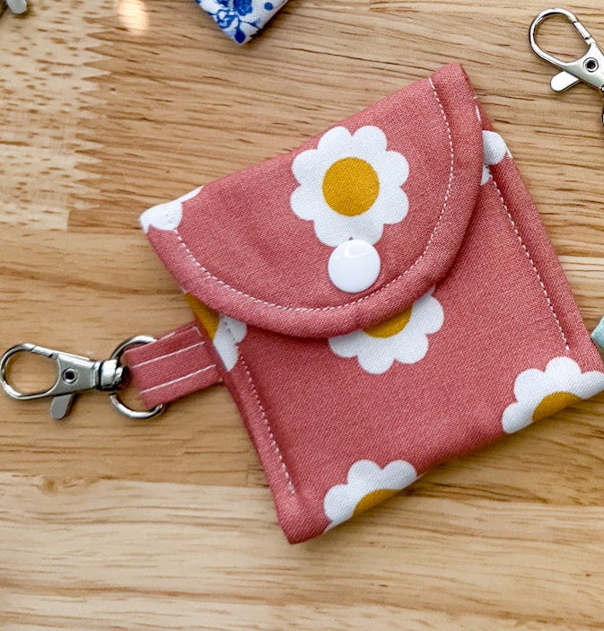 Daisy Floral Earbuds Case Keychain