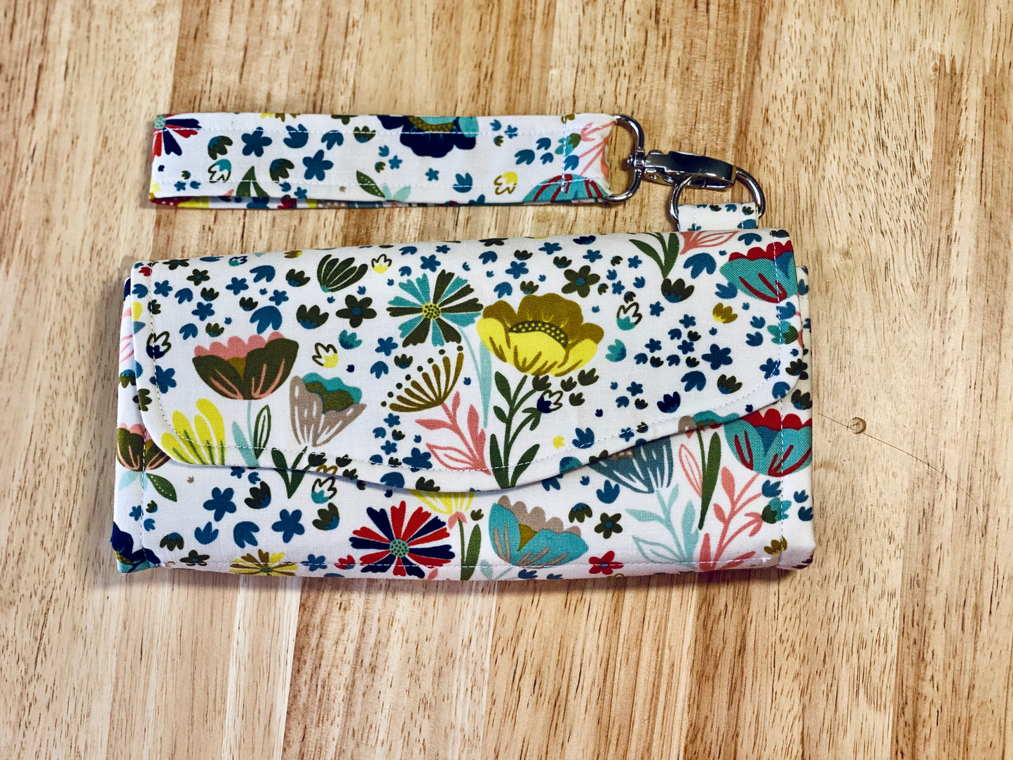 White Floral Clutch Wallet with Keychain