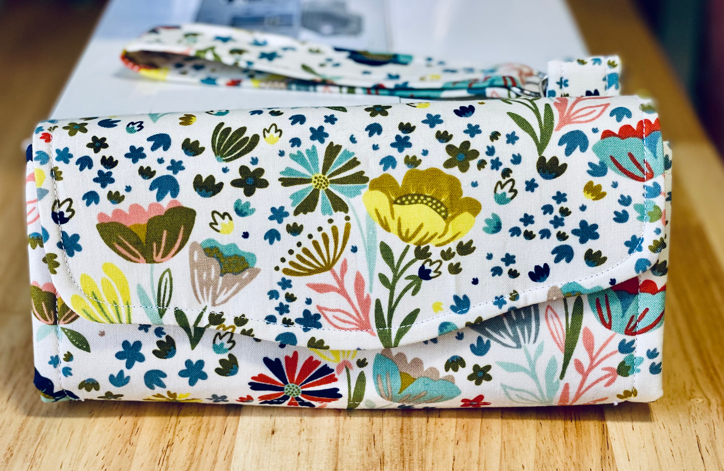 White Floral Clutch Wallet with Keychain