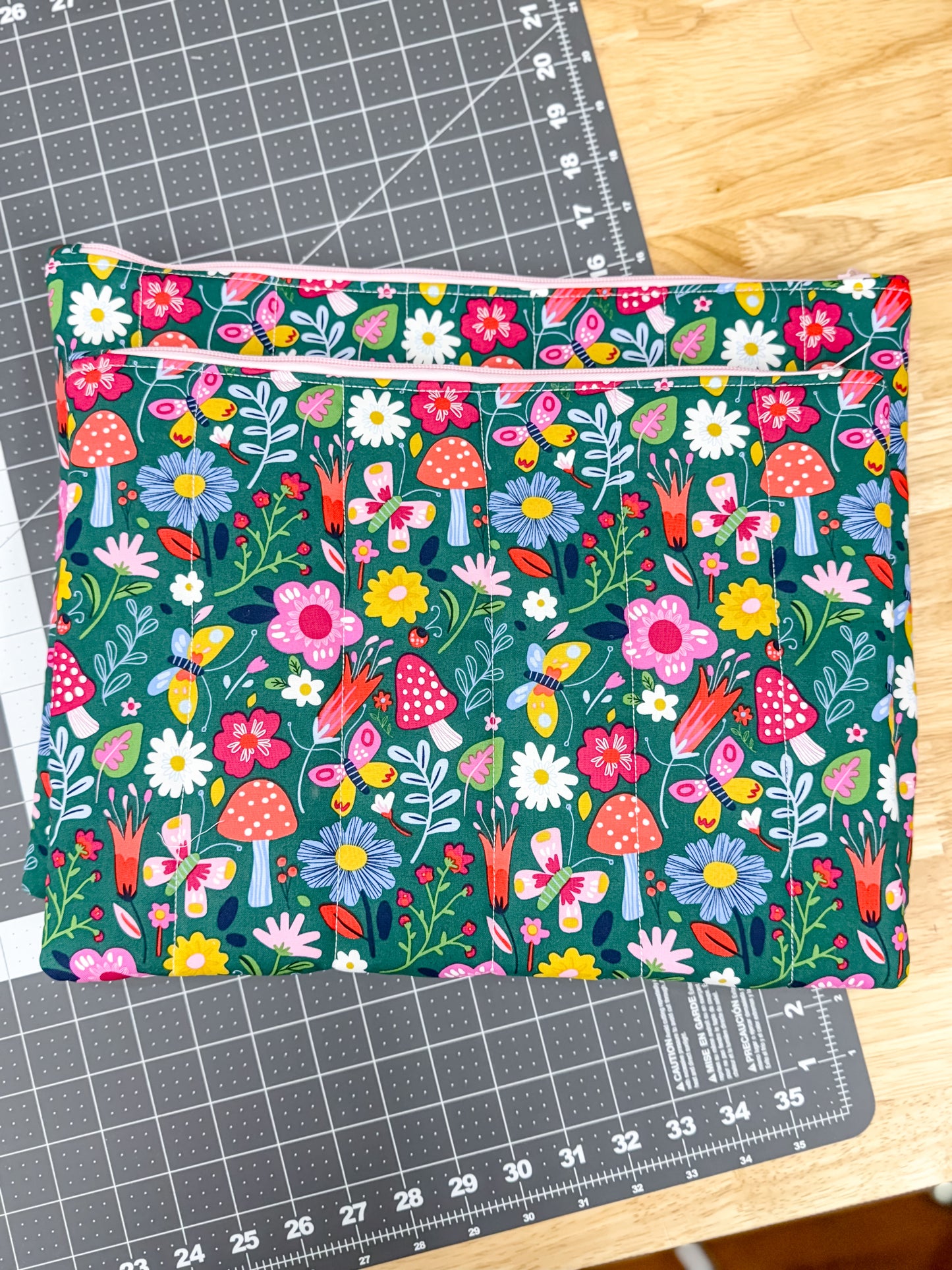Quilted Laptop Bag Green Retro Mushroom