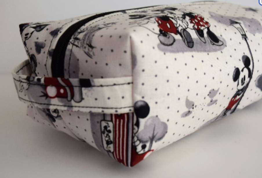 Mickey mouse discount makeup bag primark